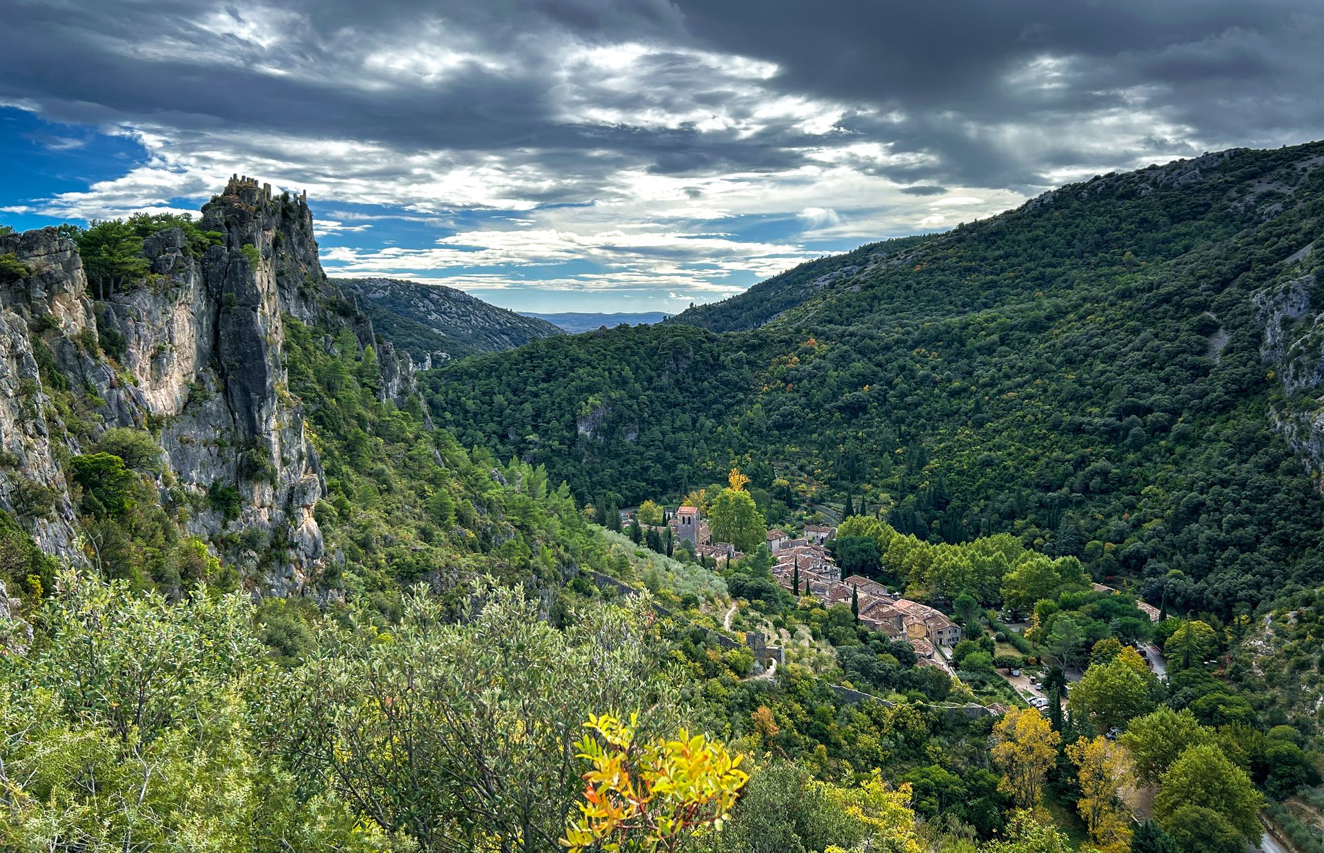 Vue sur le château du Géant et Saint-Guilhem en descendant du Col de la Pousterle © Cécile Schaffner - exclusif ADT34