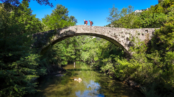 Randonneurs sur le pont de la Vis à Navacelles © E.Brendle