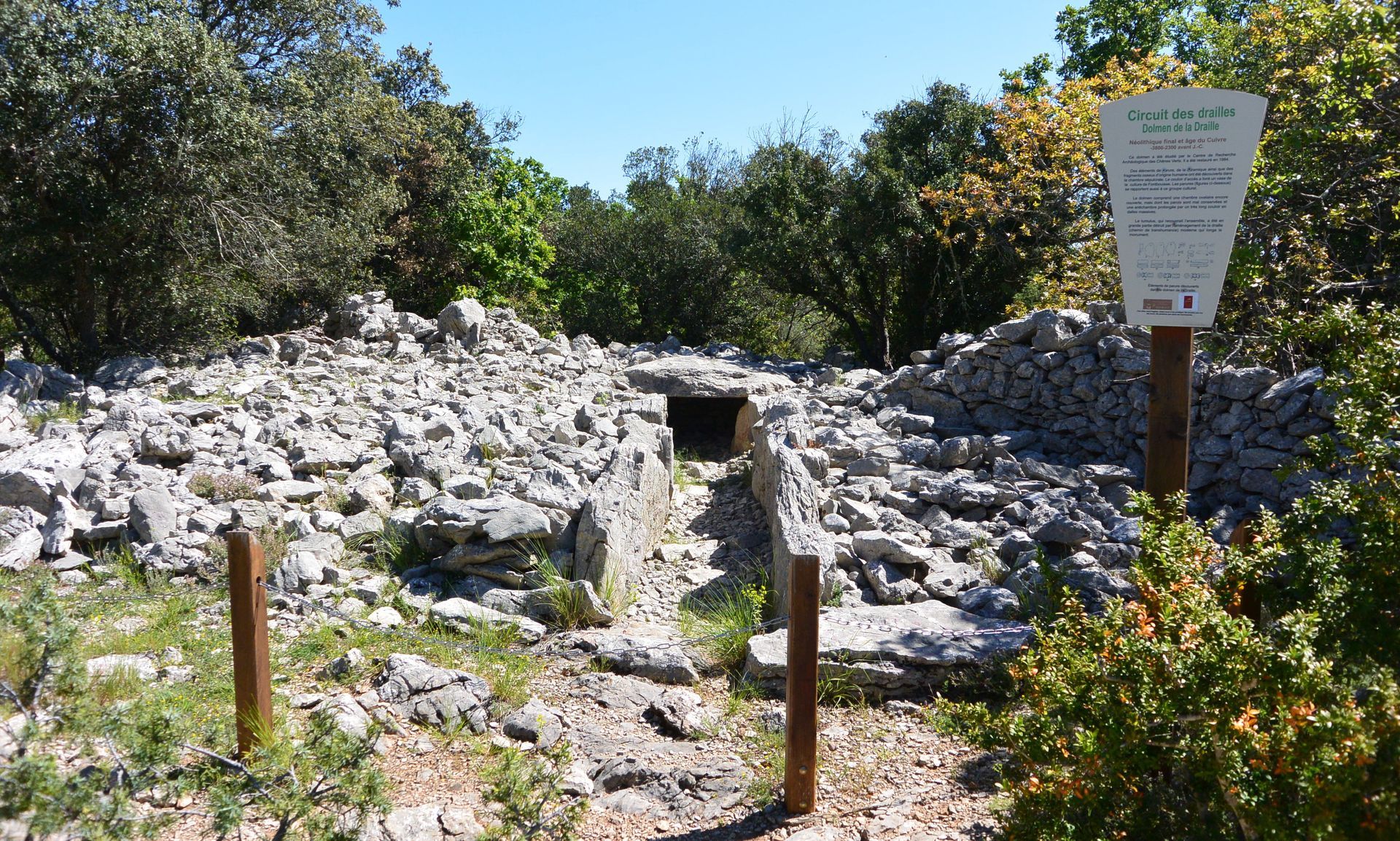 Dolmen de la Draille sur le sentier des drailles à Viols-Le-Fort