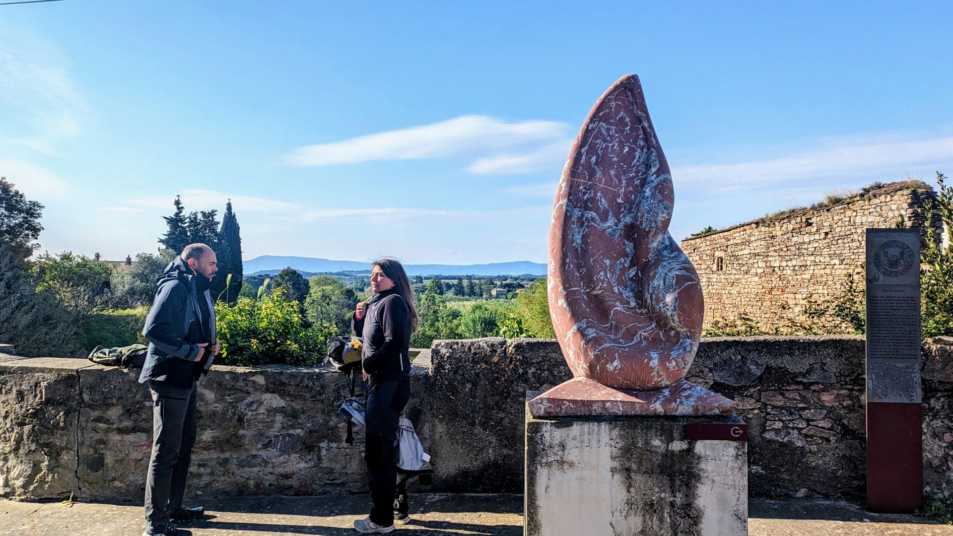 sculpture de marbre rouge à Caunes-Minervois