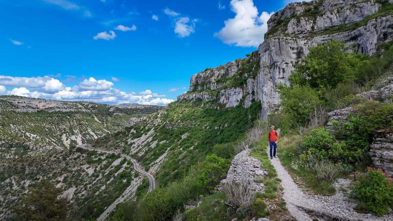Randonneur sur le sentier du Facteur dans le Cirque de Navacelles