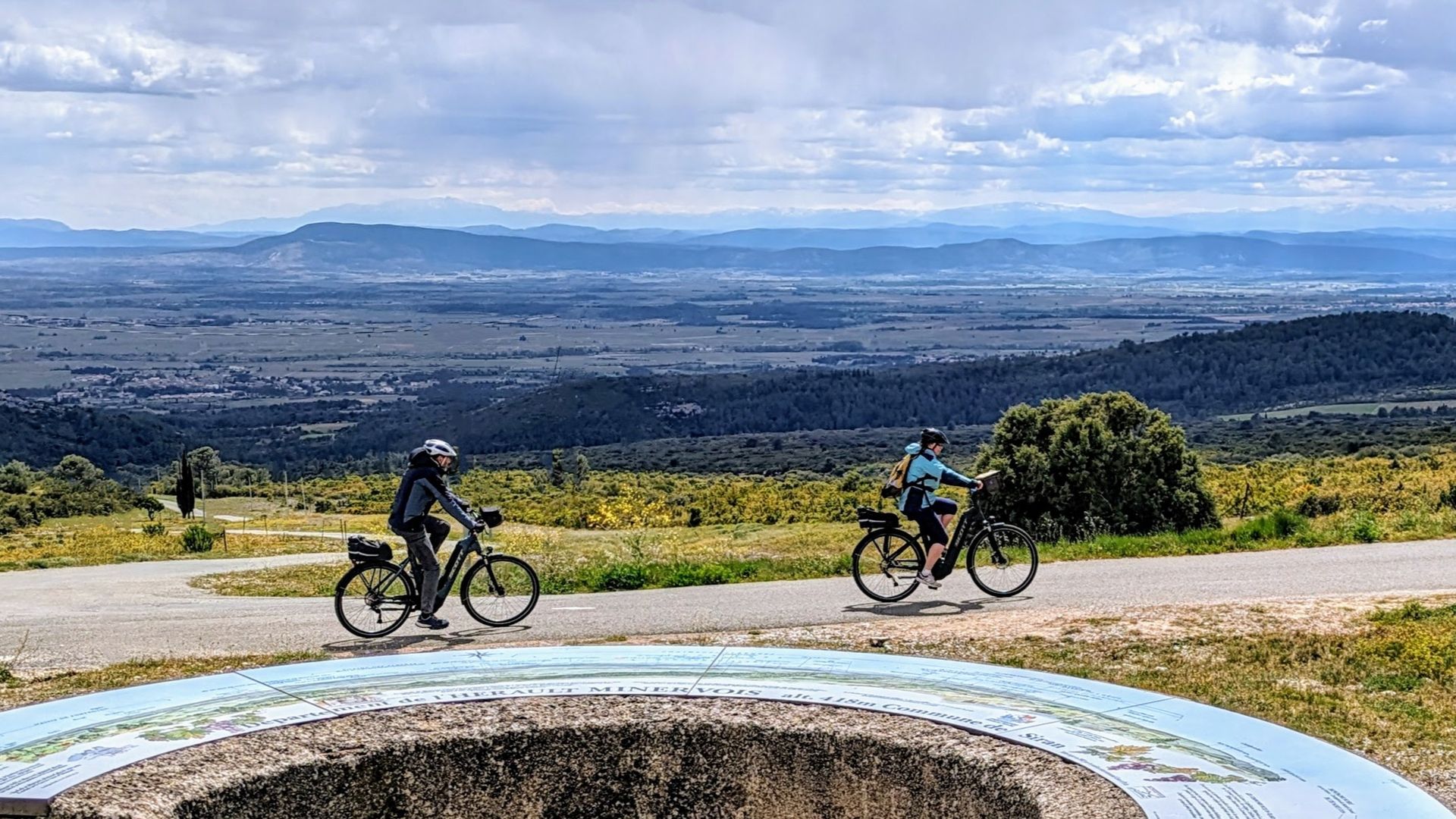 sur la route des crêtes en Minervois ® Gilles Delerue - Hérault Tourisme