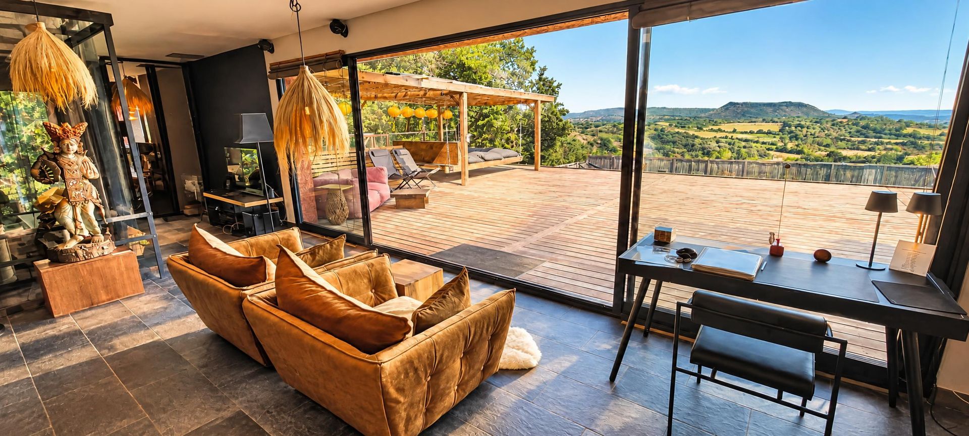 Vue sur le mont Liausson depuis le séjour et la terrasse panoramique de la prestigieuse Villa Lâo près du lac du Salagou