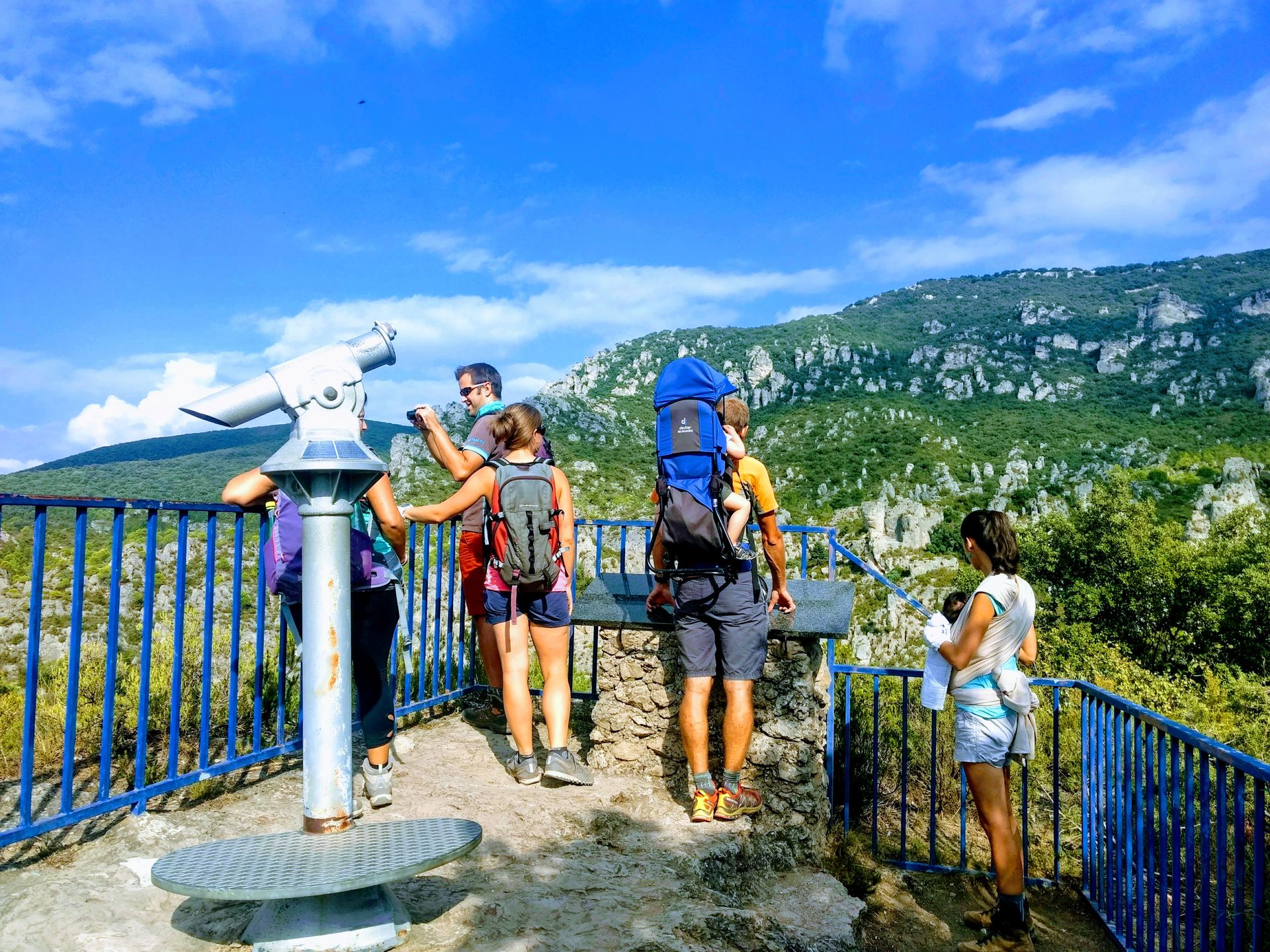 En famille au belvédère des Courtinals © Elodie Fonteneau