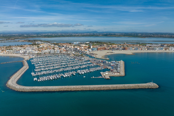 Vue aérienne de Palavas-Les-Flots, avec, au loin, une vue sur Montpellier et le Pic Saint-Loup