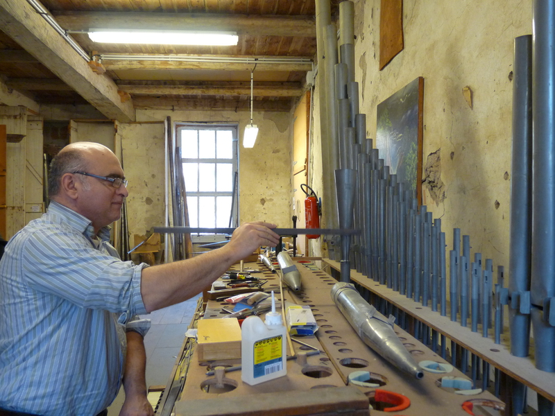 Le facteur d'orgues entretient une orgue dans son atelier