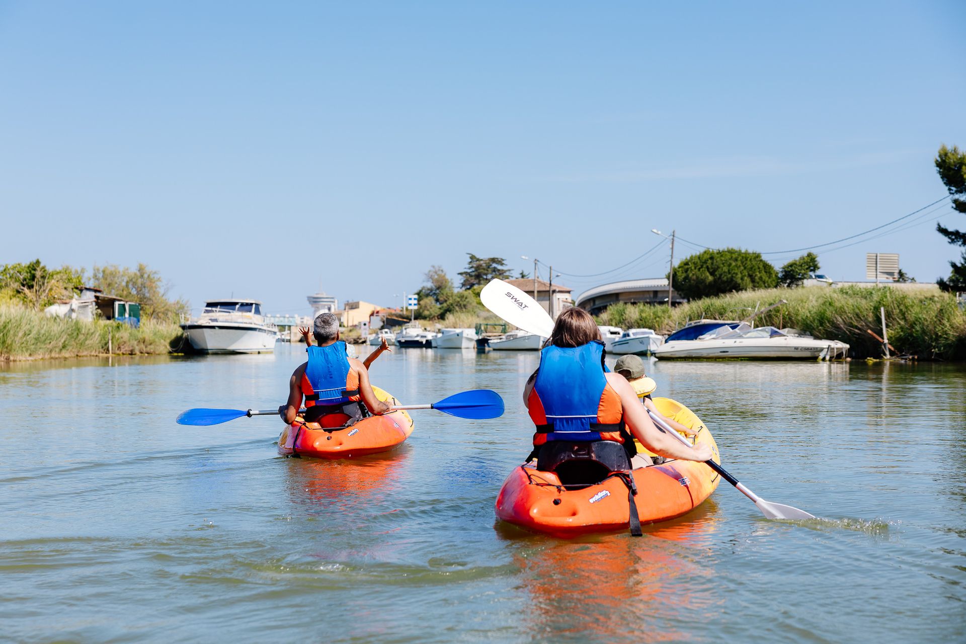 Famille en kayak sur les canaux de Palavas-Les-Flots