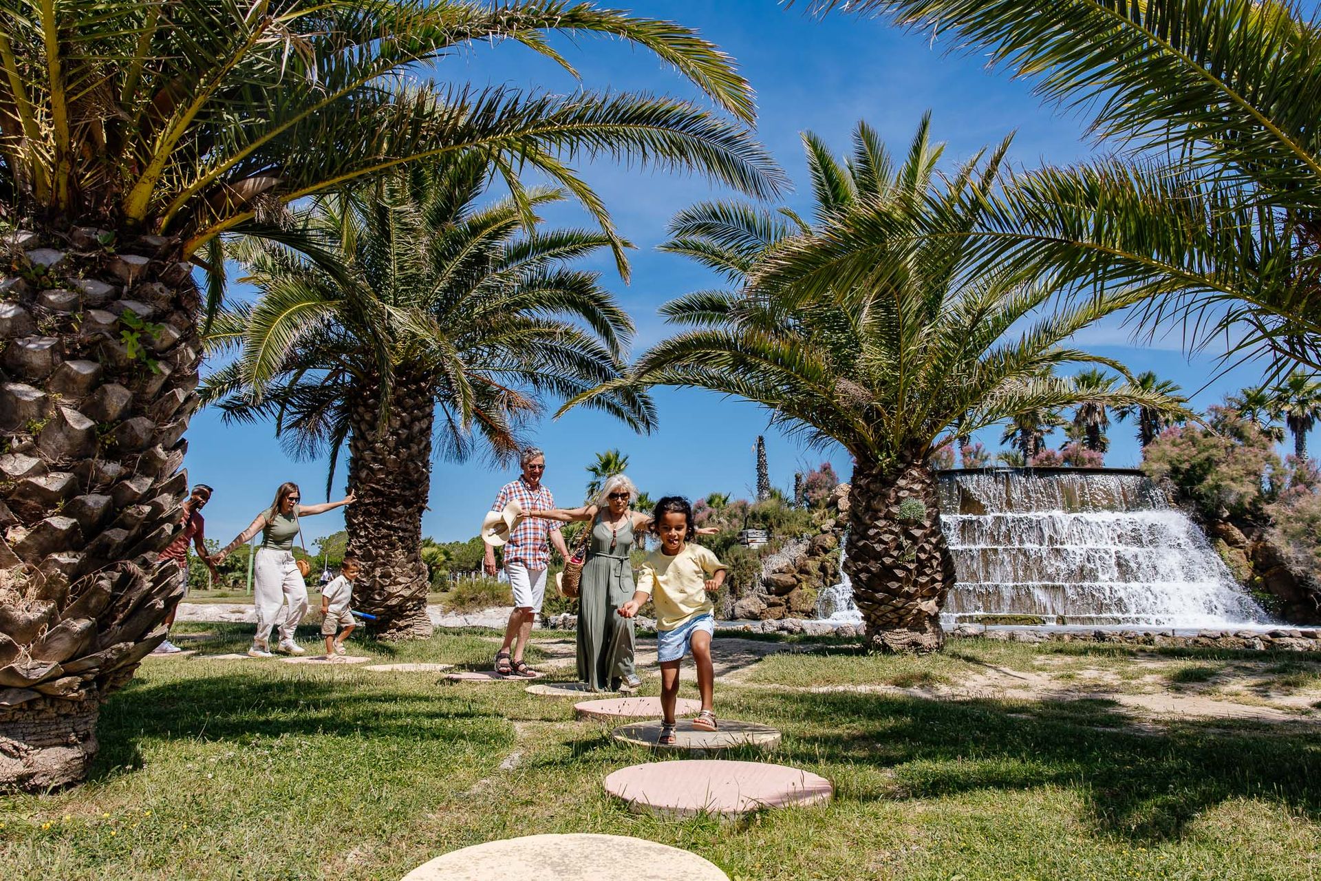 Une famille se promène dans le parc du Levant à Palavas-Les-Flots