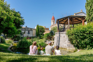 Une famille se détend dans le parc Saint-Pierre à Palavas-Les-Flots