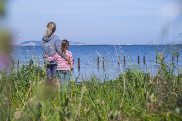 Promenade en famille au bord de l'étang de Thau face au Mont Saint Clair