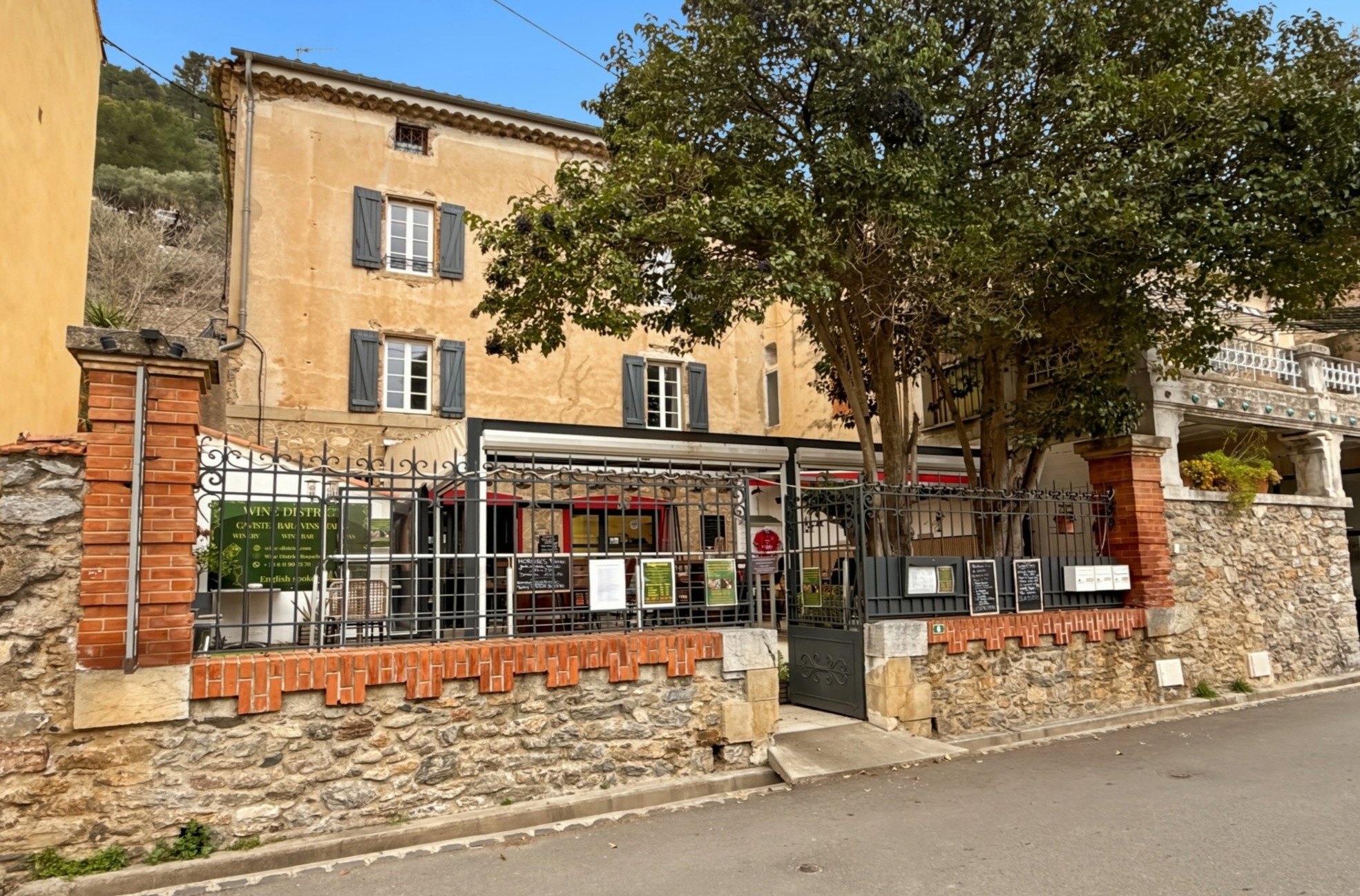 Gagnez une parenthèse gourmande chez Wine District à Roquebrun.