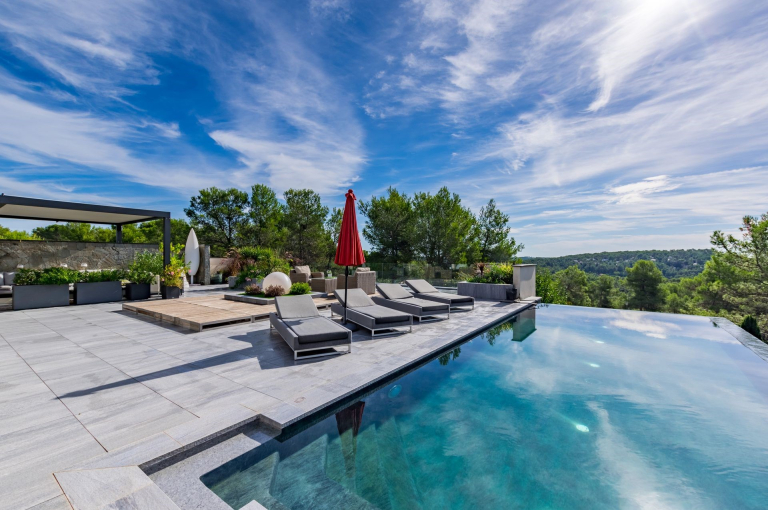 Vue sur la piscine, la terrasse et l'environnement de Villalol à Saint- Gély-du-Fesc près de Montpellier