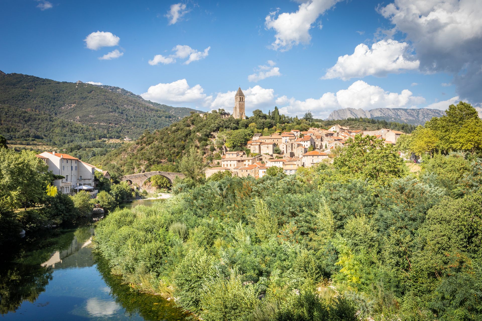 Vue sur le village d'Olargues dans le Parc naturel régional du Haut-Languedoc